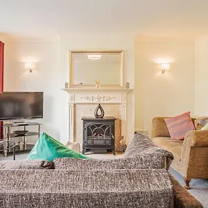 Holiday home 2 Bed House W/ Garden And Free Parking!, Cheltenham